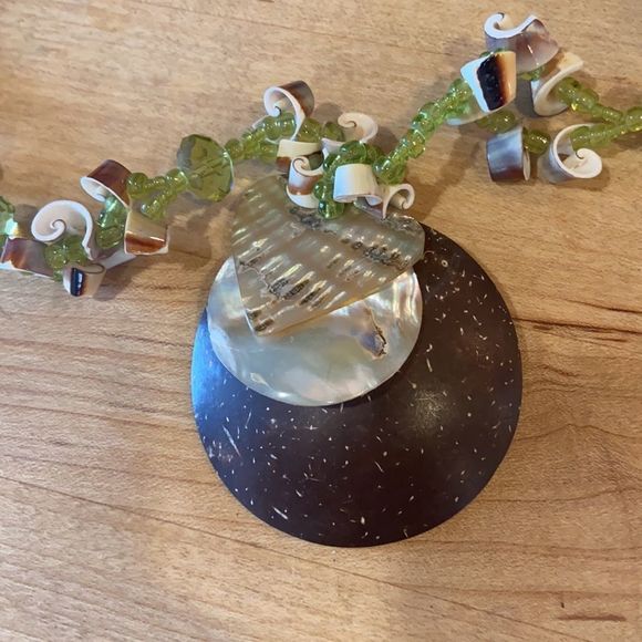 Coconut shell beaded shell necklace - Picture 2 of 6